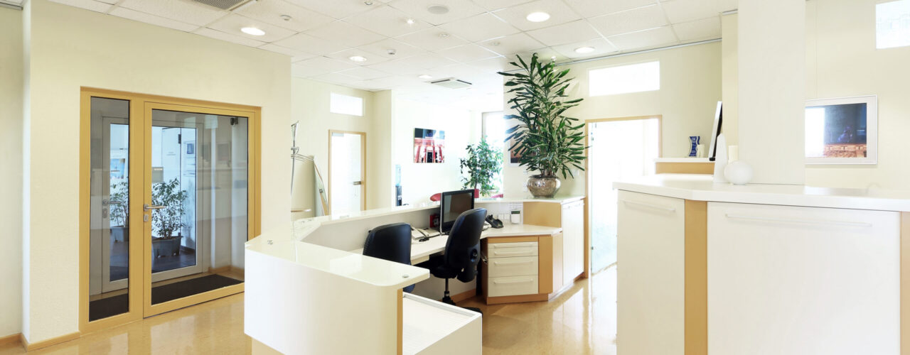 Empfanngsbereich Büro mit Tresen
